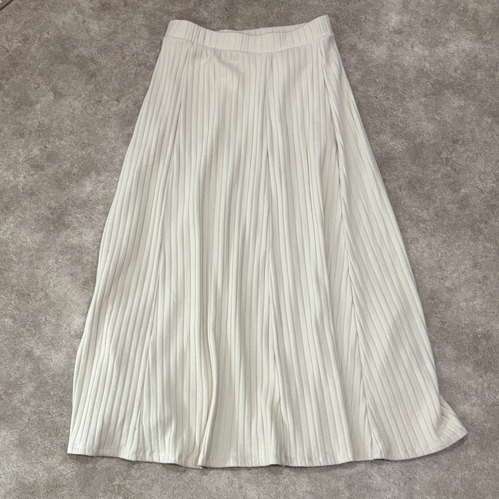 Old Navy Cream Pleated Skirt